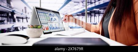 African American Data Analyst mit Data Analytics KPI Dashboard Stockfoto
