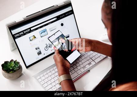 Online-App Für Soziale Mobiltelefone Frau Wischt Stockfoto