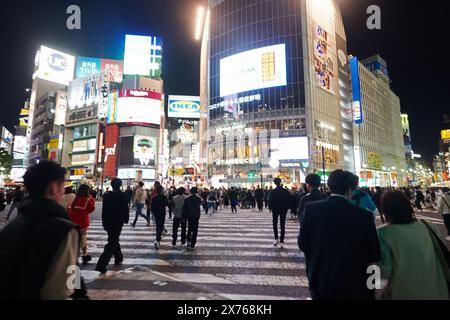 Menschenmassen, die ständig Spaß beim Überqueren des berühmten Shibuya Crossing im Stadtzentrum von Tokio haben Stockfoto