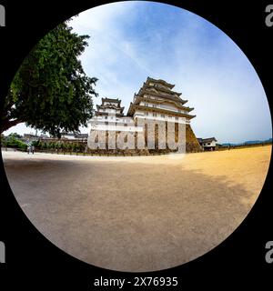 Himeji Castle (UNESCO) - markante weiße Burg dominiert die Landschaft in Himeji, Präfektur Hyogo, Japan 1. Juni 2017. Fischaugenlinse für Effekt Stockfoto