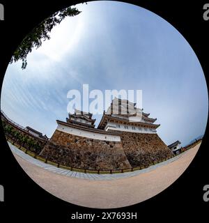 Himeji Castle (UNESCO) - markante weiße Burg dominiert die Landschaft in Himeji, Präfektur Hyogo, Japan 1. Juni 2017. Fischaugenlinse für Effekt Stockfoto