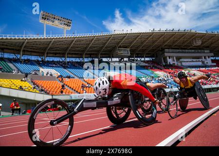 Kobe, Japan. Mai 2024. Tian Yajuan (Front) aus China tritt am 18. Mai 2024 beim 5000 m T54-Finale der Frauen bei den Para Athletics World Championships in Kobe, Japan, an. Quelle: Zhang Xiaoyu/Xinhua/Alamy Live News Stockfoto