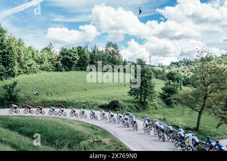 Turin, Italien. Mai 2024. Foto von Zac Williams/SWpix.com - 04/05/2024 - Radfahren - 2024 Giro d'Italia, Stage 1, Venaria reale nach Turin - das Hauptfeld. Quelle: SWpix/Alamy Live News Stockfoto