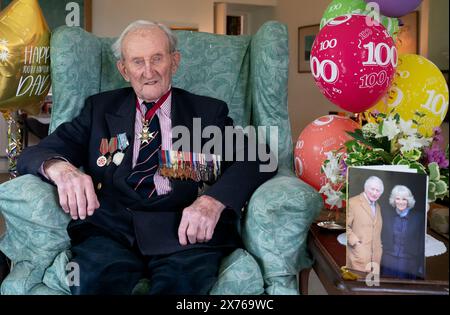 Vizeadmiral Sir Thomas Baird, aus Symington in Ayrshire, feiert seinen 100. Geburtstag. Sir Thomas nahm 41 Jahre in der Marine an den arktischen Konvois Teil, die von Großbritannien zu Häfen im äußersten Norden der Sowjetunion segelten, als eine Geste der Unterstützung der Alliierten, als Hitler gegen einen mit Stalin geschlossenen nichtangriffvertrag verstieß. Bilddatum: Freitag, 17. Mai 2024. Stockfoto