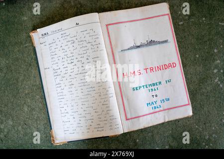 Seiten der Zeitschrift des Zweiten Weltkriegs, die während der arktischen Konvois von Vizeadmiral Sir Thomas Baird aus Symington in Ayrshire aufbewahrt wurde, der heute seinen 100. Geburtstag feiert. Bilddatum: Freitag, 17. Mai 2024. Stockfoto