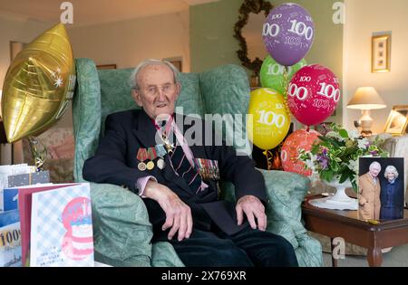 Vizeadmiral Sir Thomas Baird, aus Symington in Ayrshire, feiert seinen 100. Geburtstag. Sir Thomas nahm 41 Jahre in der Marine an den arktischen Konvois Teil, die von Großbritannien zu Häfen im äußersten Norden der Sowjetunion segelten, als eine Geste der Unterstützung der Alliierten, als Hitler gegen einen mit Stalin geschlossenen nichtangriffvertrag verstieß. Bilddatum: Freitag, 17. Mai 2024. Stockfoto