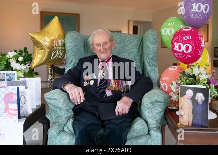 Vizeadmiral Sir Thomas Baird, aus Symington in Ayrshire, feiert seinen 100. Geburtstag. Sir Thomas nahm 41 Jahre in der Marine an den arktischen Konvois Teil, die von Großbritannien zu Häfen im äußersten Norden der Sowjetunion segelten, als eine Geste der Unterstützung der Alliierten, als Hitler gegen einen mit Stalin geschlossenen nichtangriffvertrag verstieß. Bilddatum: Freitag, 17. Mai 2024. Stockfoto