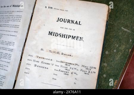 Seiten der Zeitschrift des Zweiten Weltkriegs, die während der arktischen Konvois von Vizeadmiral Sir Thomas Baird aus Symington in Ayrshire aufbewahrt wurde, der heute seinen 100. Geburtstag feiert. Bilddatum: Freitag, 17. Mai 2024. Stockfoto