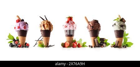 Auswahl an Eissorten mit verschiedenen Geschmacksrichtungen dekoriert mit Früchten rund um den weißen Hintergrund Stockfoto