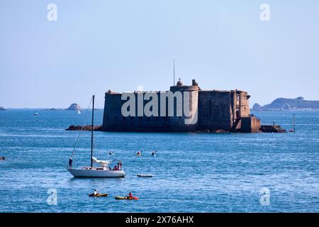 Die Château du Taureau (englisch: Burg des Stiers) ist eine Festung auf einer felsigen Insel in der Stadt Plouezoc'h in der Bucht von Morlaix in Fini Stockfoto