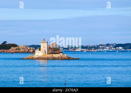 Der Leuchtturm Ile Noire ist eine felsige Insel in der Bucht von Morlaix vor der Stadt Plouezoc'h in Finistère (Bretagne). Stockfoto