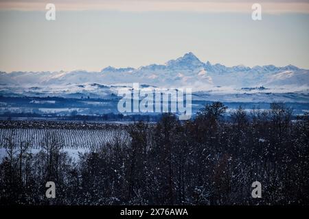 Foto des Monviso, aufgenommen um die Hügel von Tassarolo (AL) während der Wintersaison. Stockfoto