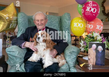 Vizeadmiral Sir Thomas Baird aus Symington in Ayrshire feierte seinen 100. Geburtstag mit seinem Hund Victoria. Sir Thomas nahm 41 Jahre in der Marine an den arktischen Konvois Teil, die von Großbritannien zu Häfen im äußersten Norden der Sowjetunion segelten, als eine Geste der Unterstützung der Alliierten, als Hitler gegen einen mit Stalin geschlossenen nichtangriffvertrag verstieß. Bilddatum: Freitag, 17. Mai 2024. Stockfoto