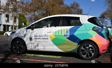 Renault Zoe Elektrofahrzeug, Teil der Stadt Glen Eira Null Emissionen Flotte, parkt auf einem Parkplatz vor einem gemeindegebäude, an einem Herbsttag Stockfoto