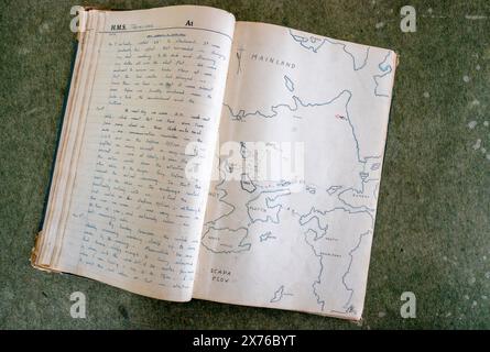 Seiten der Zeitschrift des Zweiten Weltkriegs, die während der arktischen Konvois von Vizeadmiral Sir Thomas Baird aus Symington in Ayrshire aufbewahrt wurde, der heute seinen 100. Geburtstag feiert. Bilddatum: Freitag, 17. Mai 2024. Stockfoto