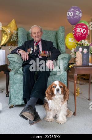 Vizeadmiral Sir Thomas Baird aus Symington in Ayrshire feierte seinen 100. Geburtstag mit seinem Hund Victoria. Sir Thomas nahm 41 Jahre in der Marine an den arktischen Konvois Teil, die von Großbritannien zu Häfen im äußersten Norden der Sowjetunion segelten, als eine Geste der Unterstützung der Alliierten, als Hitler gegen einen mit Stalin geschlossenen nichtangriffvertrag verstieß. Bilddatum: Freitag, 17. Mai 2024. Stockfoto