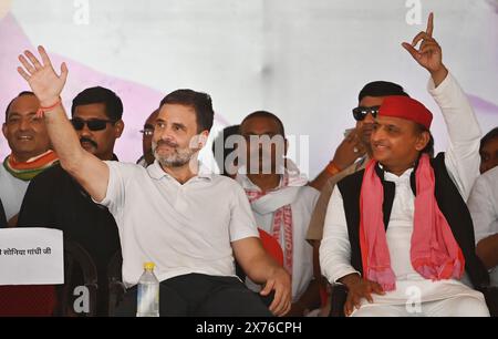 Raebareli, Indien. Mai 2024. RAE BARELI, INDIEN - 17. MAI: Kongressleiter und Kandidat von Raebareli Lok Sabha sitzen Rahul Gandhi mit dem Staatspräsidenten der Samajwadi-Partei Akhilesh Yadav bei einem öffentlichen Treffen in Raebareli, Uttar Pradesh, Indien am Freitag, 17. Mai 2024. (Foto: Deepak Gupta/Hindustan Times/SIPA USA) Credit: SIPA USA/Alamy Live News Stockfoto