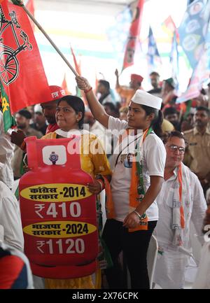 Raebareli, Indien. Mai 2024. RAE BARELI, INDIEN - 17. MAI: Anhänger der Samajwadi-Partei und der Kongresspartei versammelten sich am 17. Mai 2024 in Rae Bareli, Indien. Der nationale Präsident der Samajwadi-Partei Akhilesh Yadav unterstützt Rahul Gandhi. (Foto: Deepak Gupta/Hindustan Times/SIPA USA) Credit: SIPA USA/Alamy Live News Stockfoto