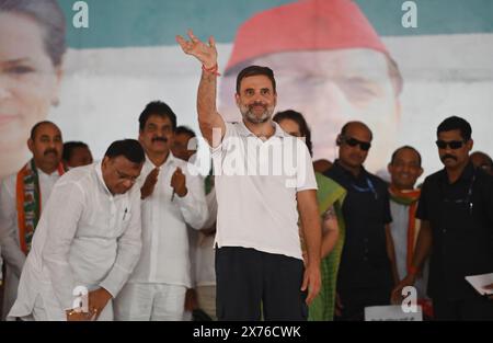 Raebareli, Indien. Mai 2024. RAE BARELI, INDIEN - 17. MAI: Der Kongressleiter und Kandidat des Raebareli Lok Sabha Seat Rahul Gandhi sprach am 17. Mai 2024 in Rae Bareli, Indien. Der nationale Präsident der Samajwadi-Partei Akhilesh Yadav unterstützt Rahul Gandhi. (Foto: Deepak Gupta/Hindustan Times/SIPA USA) Credit: SIPA USA/Alamy Live News Stockfoto