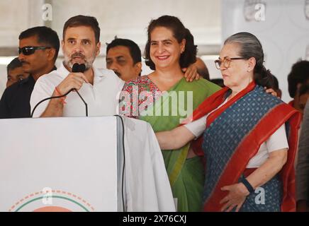 Raebareli, Indien. Mai 2024. RAE BARELI, INDIEN - 17. MAI: Rahul Gandhi, Kongressvorsitzender und Kandidat von Raebareli Lok Sabha Seat, sprach an die Menge in Raebareli, seine Mutter und Ex-Kongresschefin Sonia Gandhi, und seine Schwester und Parteisekretärin Priyanka Gandhi Vadra, ebenfalls während eines öffentlichen Treffens am 17. Mai 2024 in Rae Bareli, Indien. (Foto: Deepak Gupta/Hindustan Times/SIPA USA) Credit: SIPA USA/Alamy Live News Stockfoto