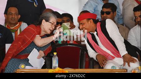 Raebareli, Indien. Mai 2024. RAE BARELI, INDIEN – 17. MAI: Ex-Kongresschef Sonia Gandhi interagiert mit dem nationalen Präsidenten der Samajwadi-Partei Akhilesh Yadav während des öffentlichen Treffens am 17. Mai 2024 in Rae Bareli, Indien. Der nationale Präsident der Samajwadi-Partei Akhilesh Yadav unterstützt Rahul Gandhi. (Foto: Deepak Gupta/Hindustan Times/SIPA USA) Credit: SIPA USA/Alamy Live News Stockfoto