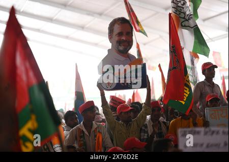 Raebareli, Indien. Mai 2024. RAE BARELI, INDIEN - 17. MAI: Anhänger der Samajwadi-Partei und der Kongresspartei versammelten sich am 17. Mai 2024 in Rae Bareli, Indien. Der nationale Präsident der Samajwadi-Partei Akhilesh Yadav unterstützt Rahul Gandhi. (Foto: Deepak Gupta/Hindustan Times/SIPA USA) Credit: SIPA USA/Alamy Live News Stockfoto