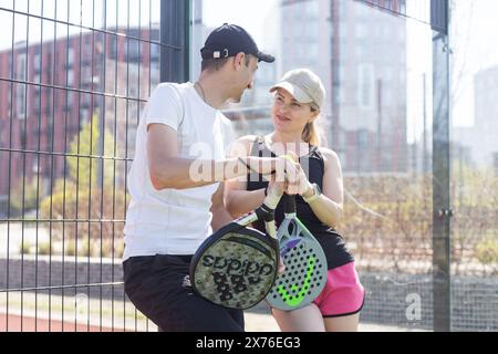 Ukraine Kiew, 02. April 2024. Padel Training Coach in einer Sitzung, Mentoring einer Schülerin, Förderung der Kompetenzentwicklung und eines positiven Lernens Stockfoto
