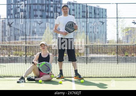 Ukraine Kiew, 02. April 2024. Padel Training Coach in einer Sitzung, Mentoring einer Schülerin, Förderung der Kompetenzentwicklung und eines positiven Lernens Stockfoto