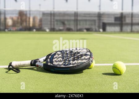 Ukraine Kiew, 02. April 2024. Paddeltennisschläger und -Ball Stockfoto