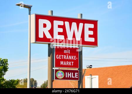 Oberau, Bayern, Deutschland - 11. Mai 2024: REWE deutsches Supermarkt-Logo auf einem Geschäft in Bayern *** Rewe deutscher Supermarkt-Logo an einer Filiale in Bayern Stockfoto