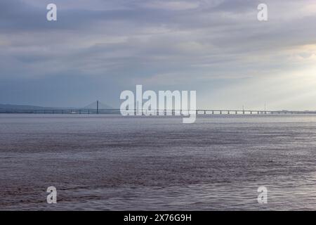 Die Severn Bridge vom Battery Point Portishead an einem bewölkten Morgen mit viel Wolkendecke Stockfoto