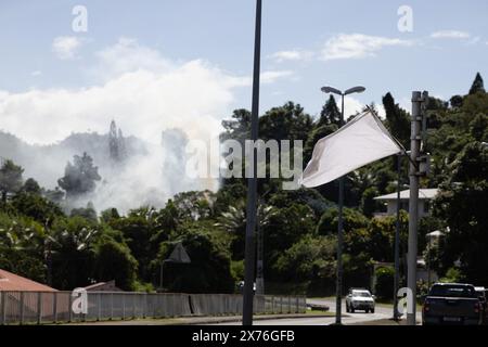 Samstag, 18. Mai 2024 - Dumbea - an verschiedenen Orten in Noumea und Umgebung hängen weiße Fahnen, Symbole des Friedens. Hier in Koutio. Eine weitere Person wurde am Samstag getötet und zwei verletzt, als Sicherheitspersonal nach einer fünften Nacht der Unruhen und Plünderungen, die jetzt sechs Leben gekostet haben, versuchte, die Ordnung wiederherzustellen. Seit fast einer Woche ist die meist ruhige Küstenstadt erschüttert. Zwei Gendarmen wurden getötet: Ein Schuss in den Kopf und ein zweiter Schuss in freundlichem Feuer, sagten Beamte. Drei andere Menschen, alle indigenen Kanaks, wurden ebenfalls getötet Stockfoto