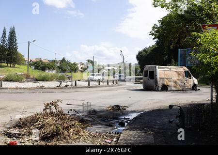 Samstag, 18. Mai 2024 - Dumbea - die Überreste verbrannter Kadaver behindern den Verkehr der Bürger von Koutio. Eine weitere Person wurde am Samstag getötet und zwei verletzt, als Sicherheitspersonal nach einer fünften Nacht der Unruhen und Plünderungen, die jetzt sechs Leben gekostet haben, versuchte, die Ordnung wiederherzustellen. Seit fast einer Woche ist die meist ruhige Küstenstadt erschüttert. Zwei Gendarmen wurden getötet: Ein Schuss in den Kopf und ein zweiter Schuss in freundlichem Feuer, sagten Beamte. Drei weitere Menschen, alle indigene Kanaks, wurden ebenfalls getötet: Ein 17-jähriger und zwei Männer ag Stockfoto