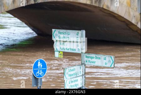 Trier, Deutschland. Mai 2024. Radwegsschilder am Moselufer in Hochwasser in Zurlauben. Der Deutsche Wetterdienst hat die höchste Warnstufe für Trier ausgegeben. Darlegung: Andreas Arnold/dpa/Alamy Live News Stockfoto