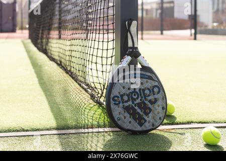 Ukraine Kiew, 02. April 2024. Paddeltennisschläger und -Ball Stockfoto