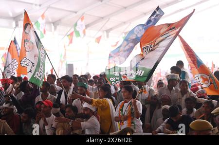 Raebareli, Indien. Mai 2024. RAE BARELI, INDIEN - 17. MAI: Anhänger der Samajwadi-Partei und der Kongresspartei versammelten sich am 17. Mai 2024 in Rae Bareli, Indien. Der nationale Präsident der Samajwadi-Partei Akhilesh Yadav unterstützt Rahul Gandhi. (Foto: Deepak Gupta/Hindustan Times/SIPA USA) Credit: SIPA USA/Alamy Live News Stockfoto