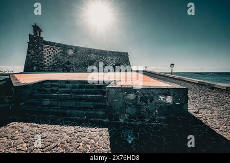 Weitwinkelblick auf Castillo de San Jose in Arrecife, Sonnenstrahlen, blauer Himmel, Lanzarote, Kanarische Inseln, Spanien Stockfoto