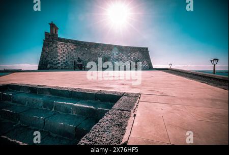 Weitwinkelblick auf Castillo de San Jose in Arrecife, Sonnenstrahlen, blauer Himmel, Lanzarote, Kanarische Inseln, Spanien Stockfoto