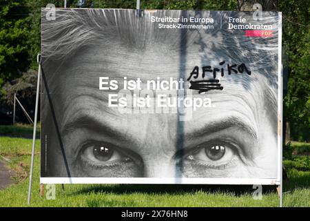 Düsseldorf, Deutschland, 08. 05. 2024 verschmiertes Wahlplakat der FDP mit dem Porträt von Marie-Agnes Strack-Zimmermann zur Europawahl in der Lenaustrasse in Düsseldorf-Mörsenbroich Foto: Norbert Schmidt, Düsseldorf Stockfoto