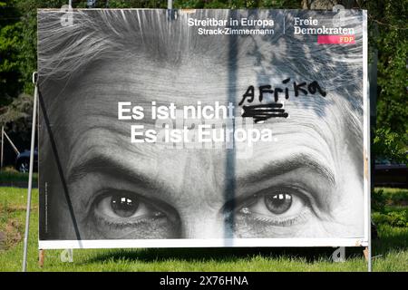 Düsseldorf, Deutschland, 08. 05. 2024 verschmiertes Wahlplakat der FDP mit dem Porträt von Marie-Agnes Strack-Zimmermann zur Europawahl in der Lenaustrasse in Düsseldorf-Mörsenbroich Foto: Norbert Schmidt, Düsseldorf Stockfoto