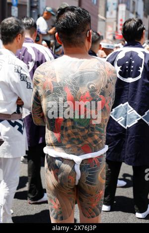 18. Mai 2024, Tokio, Japan: Ein Teilnehmer, der seinen Körper tätowiert zeigt, möglicherweise ein Mitglied der japanischen Mafia oder Yakuza, besucht die Sanja Matsuri im Bezirk Asakusa. Das Sanja Matsuri ist eines der größten Shinto-Festivals in Tokio und findet am dritten Wochenende im Mai drei Tage lang im Tokioter Stadtteil Asakusa statt. Große Gruppen von Menschen, die traditionelle Kleidung tragen, tragen Mikoshi (heilige tragbare Schreine) zwischen den Straßen in der Nähe des Sensoji-Tempels, um den Bewohnern der benachbarten Gemeinde in Asakusa am zweiten und dritten Tag des Festivals Segen und Glück zu bringen. Stockfoto