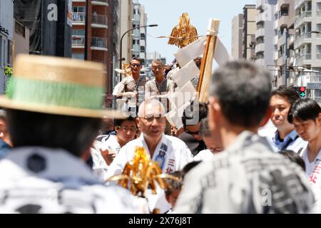 18. Mai 2024, Tokio, Japan: Teilnehmer, die ihren ganzen Körper tätowiert zeigen, möglicherweise Mitglieder der japanischen Mafia oder Yakuza, besuchen die Sanja Matsuri im Bezirk Asakusa. Das Sanja Matsuri ist eines der größten Shinto-Festivals in Tokio und findet am dritten Wochenende im Mai drei Tage lang im Tokioter Stadtteil Asakusa statt. Große Gruppen von Menschen, die traditionelle Kleidung tragen, tragen Mikoshi (heilige tragbare Schreine) zwischen den Straßen in der Nähe des Sensoji-Tempels, um den Bewohnern der benachbarten Gemeinde in Asakusa am zweiten und dritten Tag des Festes Segen und Glück zu bringen Stockfoto