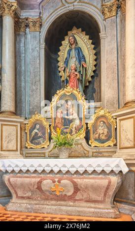 Gemälde von Maria, Joseph, Jesus Christus und weiblichen Heiligen, in einer Seitenkapelle der Kathedrale St. Nikolaus, Ljubljana, Slowenien. Stockfoto