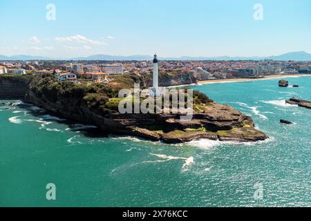 Luftaufnahme des Leuchtturms von Biarritz und der Küste, Aquitaine, Frankreich. Hochwertige Fotos Stockfoto