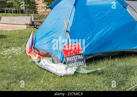 Ein Banner der Freiheit für Palästina neben einem Zelt, eines von etwa 40 im pro-palästinensischen Protestlager an der Universität Birmingham. Stockfoto