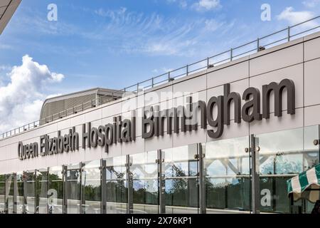 Das Queen Elizabeth Hospital Birmingham ist ein bedeutendes NHS- und Militärkrankenhaus in Edgbaston, nahe der University of Birmingham. Unterschreiben Sie für das QE-Krankenhaus. Stockfoto