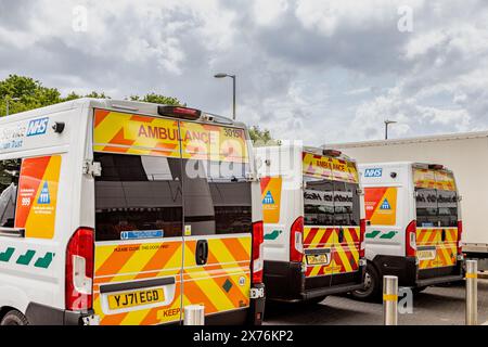 Eine Reihe von NHS-Krankenwagen parkten im Queen Elizabeth Hospital Birmingham. Stockfoto