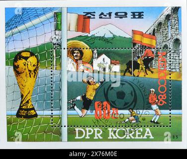 Souvenirbogen mit entlöschter Briefmarke von Nordkorea, auf der Torhüter, Stierkämpfer, FIFA Fussball-Weltmeisterschaft 1986, ca. 1985 gezeigt wird Stockfoto