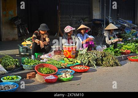 Hoi an, Vietnam - 03. Juni 2019; Frauen verkaufen Gemüse auf dem Hoi an Street Market, Vietnam Stockfoto