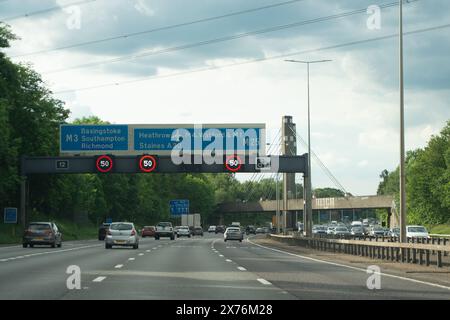 Surrey, Großbritannien. Mai 2024. Es war eine geschäftige Rush Hour auf der Autobahn M25 in Surrey mit Geschwindigkeitsbeschränkungen aufgrund verschiedener Unfälle. Es wird gefordert, intelligente Autobahnen aus Sicherheitsgründen und wegen der Zahl der Todesfälle abzuschaffen. Vor einem Jahr kündigte Premierminister Rishi Sunak die Einführung weiterer Modernisierungen der intelligenten Autobahn bis zu einer Sicherheitsüberprüfung an. Kredit: Maureen McLean/Alamy Stockfoto